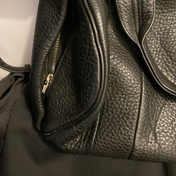 Alexandra want Rocco bag in gold hardware - Picture 4 of 5